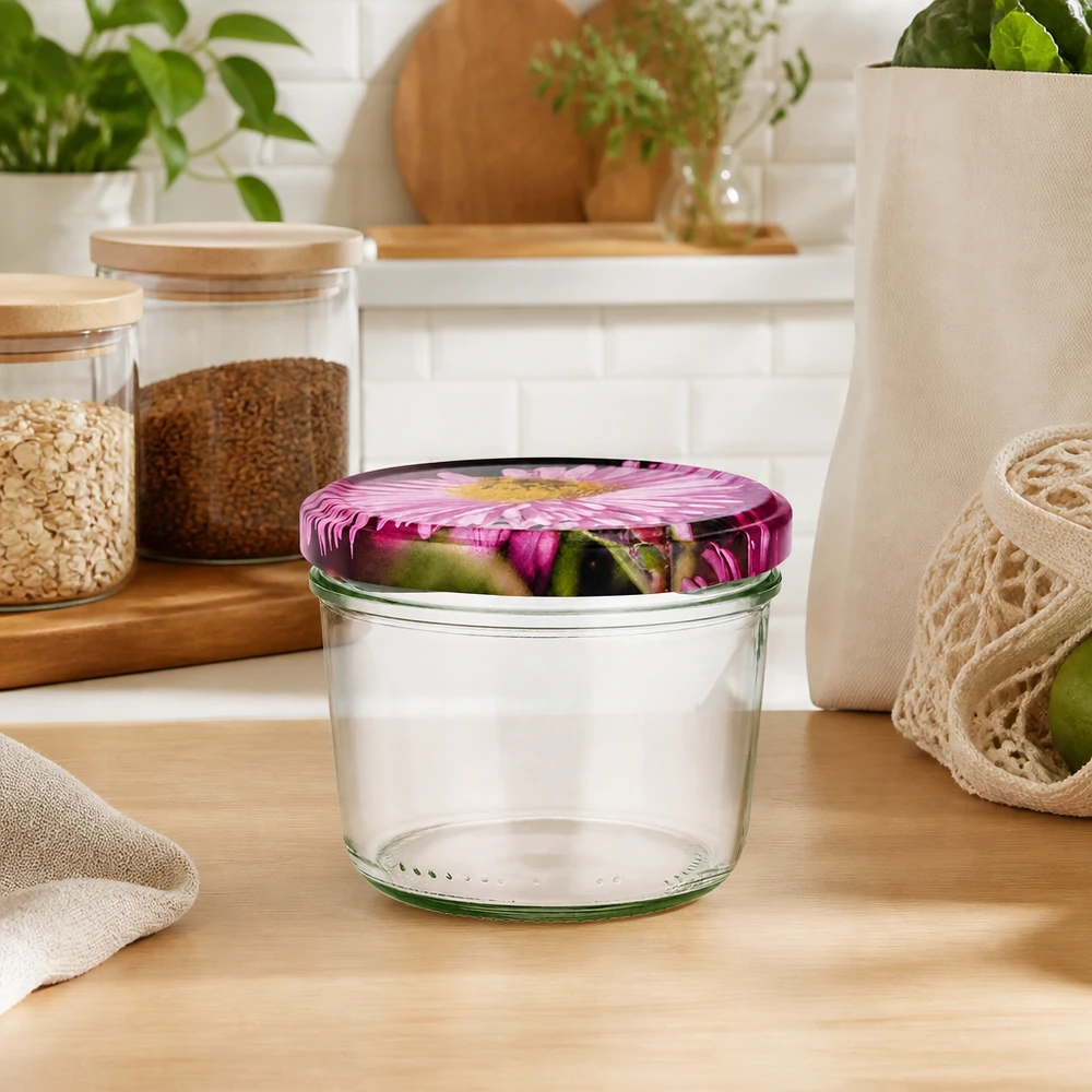 Vasos de 230ml + tapa BasicSeal diseño flor UNiTWIST Sturzglas 230ml leer mit rosa Blütendeckel in natürlicher Küchenumgebung, umgeben von Vorratsgläsern und Pflanzen
