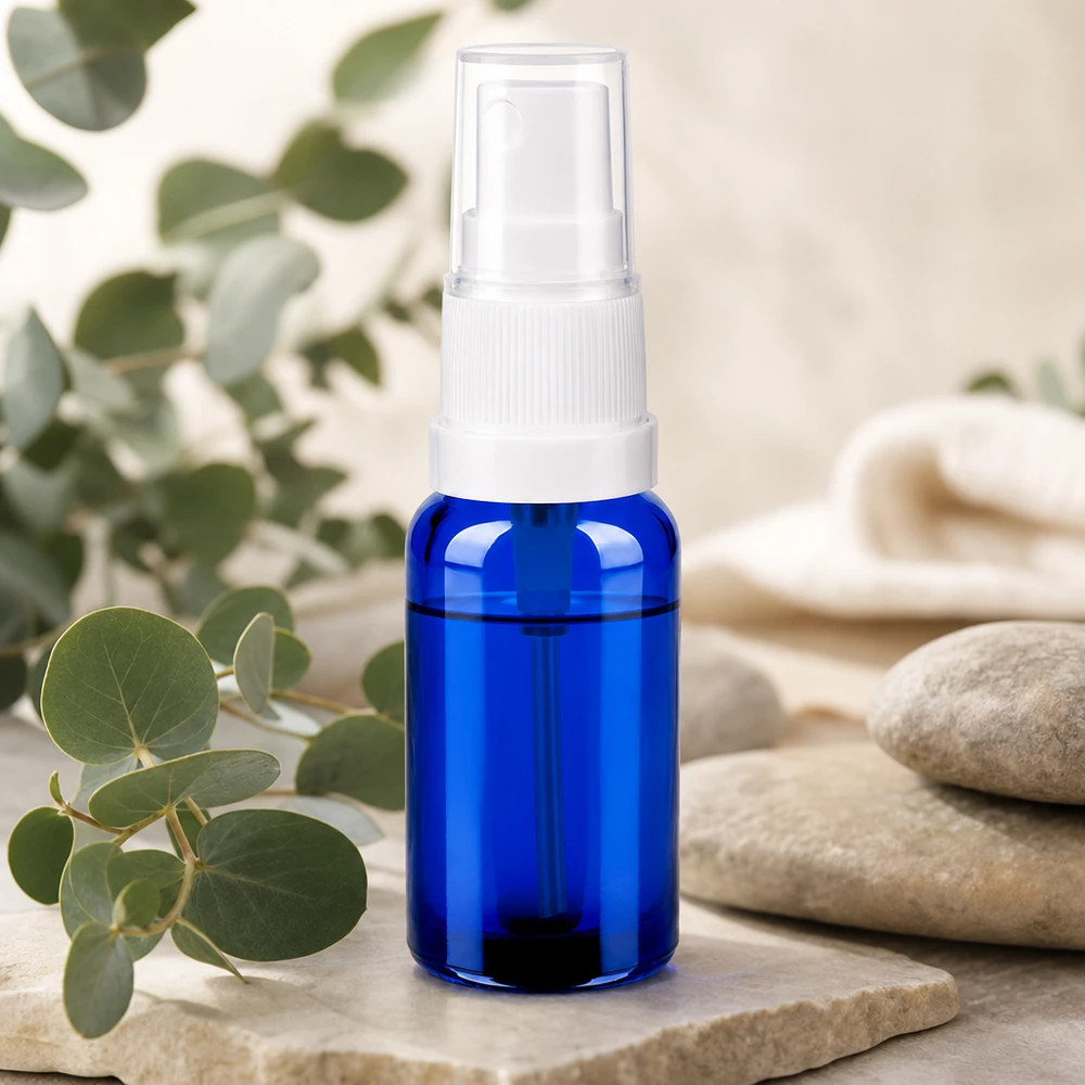 Frasco pulverizador 20ml blanco/transparente tapón estándar BlueLine UT18/20 Frasco pulverizador de 20 ml en elegante azul cobalto con cabezal blanco para una dosificación precisa