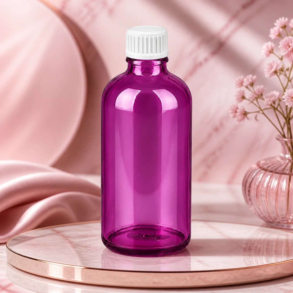 Botella redonda de vidrio de 100 ml en color morado brillante con diseño ergonómico para facilitar su manejo