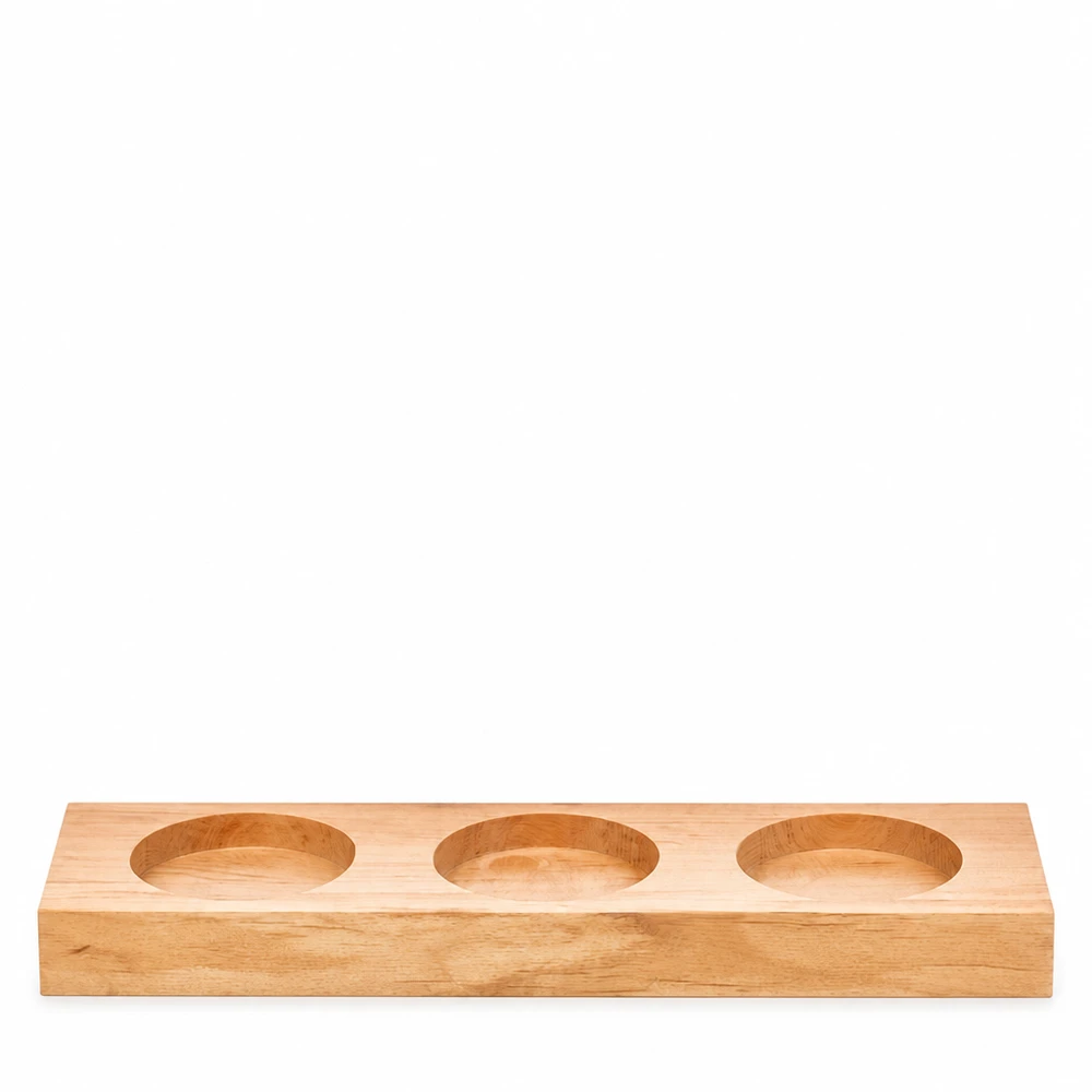 Tabla de servir de madera Plano3 con tres recortes redondos para vasos WECK sobre fondo blanco
