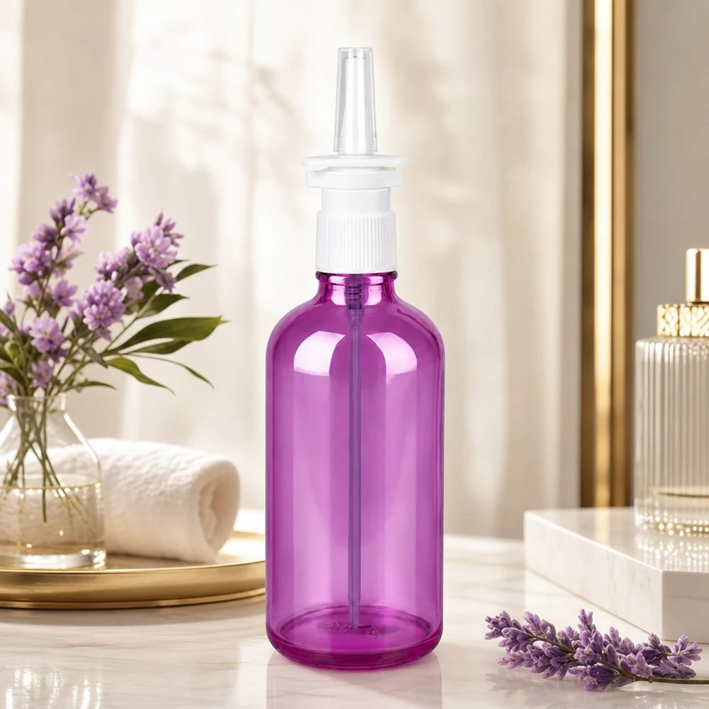 Frasco pulverizador transparente de 100 ml en elegante violeta con cabezal pulverizador de precisión para una aplicación dosificada