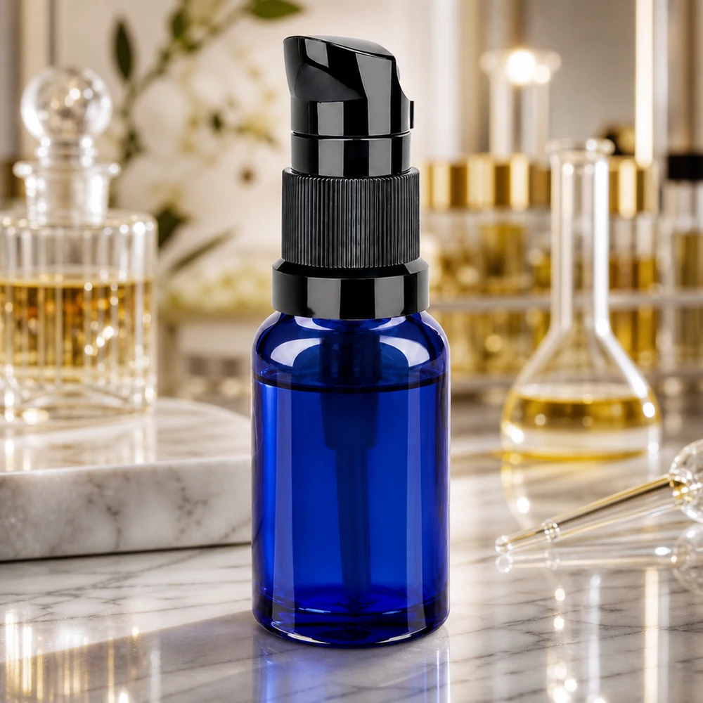 Botella bombeadora compacta de 10 ml en elegante azul con robusto mecanismo de bombeo negro BlueLine UT18/10