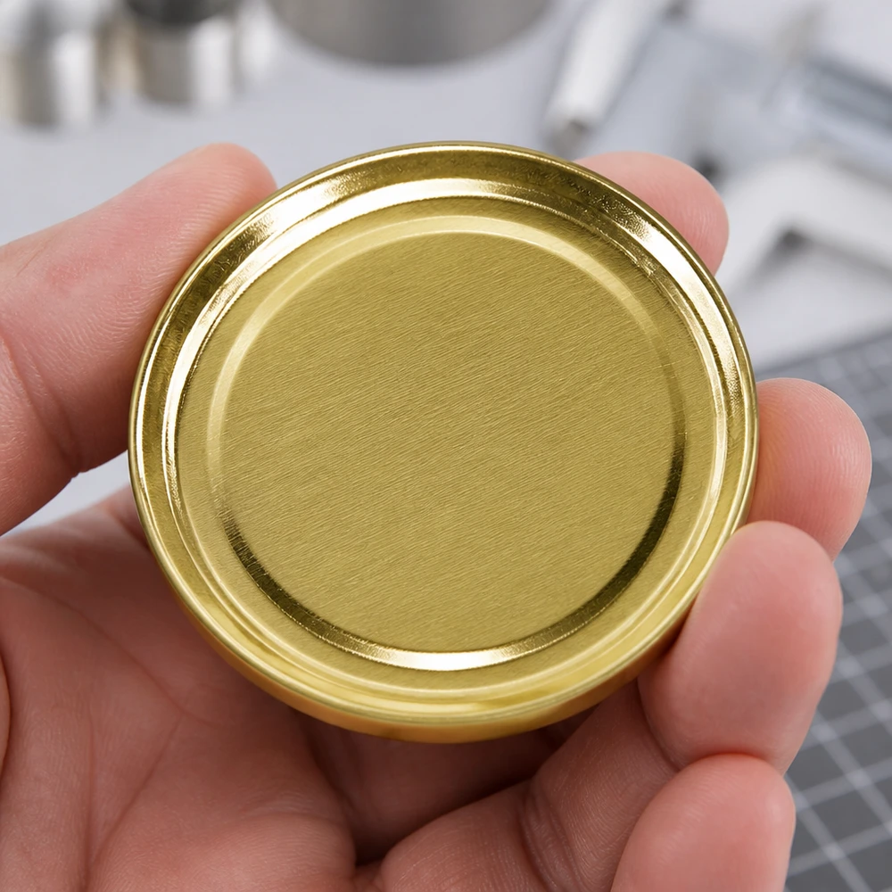 Tapa BasicSeal de 58 mm, color dorado (TO58) UNiTWIST Tapa BasicSeal de 58 mm, color dorado, TO58 UniTwist. Primer plano de la superficie metálica brillante