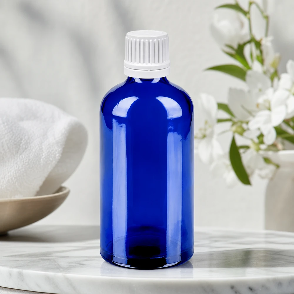 Botella 100ml 11mm tapón rosca blanco cierre inviolable BlueLine UT18/100 Frasco de vidrio compacto de 100 ml en azul brillante con tapón blanco antigoteo para una dosificación precisa
