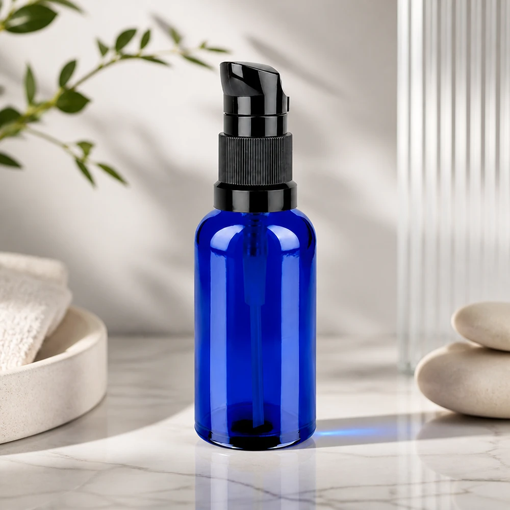 Elegante frasco de vidrio azul de 50 ml con tapón de bomba negro para productos cosméticos de alta calidad STD BlueLine