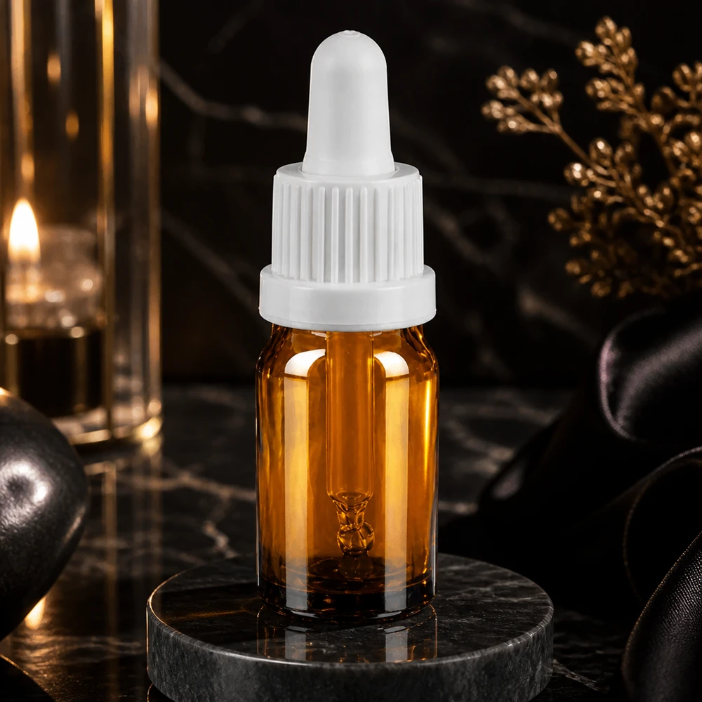 Pequeño frasco pipeta de 5 ml con elegante aspecto de cristal marrón y práctico tapón cuentagotas