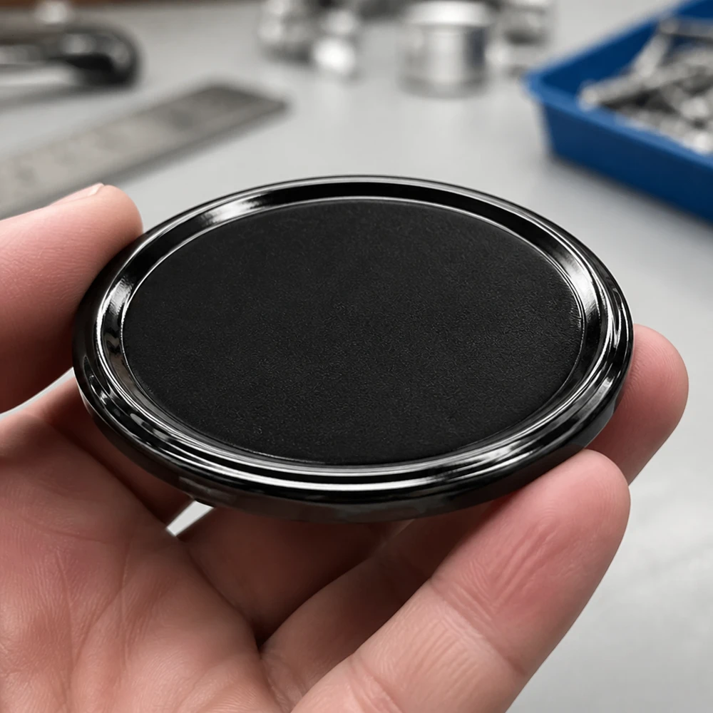 Tapa BasicSeal de 58 mm, negra, TO58 UNiTWIST, con borde metálico brillante. Vista detallada