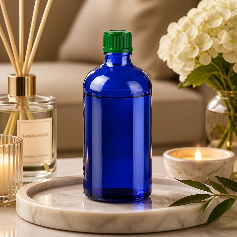 Pequeña botella de vidrio de 100 ml en elegante azul cobalto con práctica rosca de 11 mm