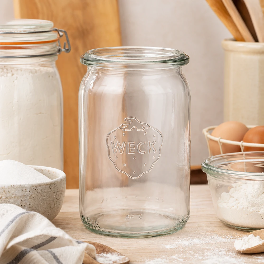 Tarro cilíndrico WECK RR40 145ml atmosférico en una cocina moderna entre tarros de almacenaje con harina y huevos