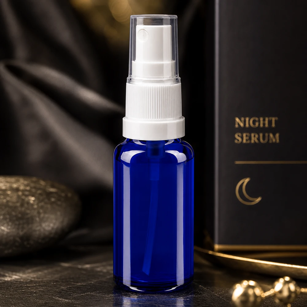 Frasco de cristal azul de 20 ml con pulverizador, como envase para un sérum de noche; elegante frasco cosmético de ApoGlas