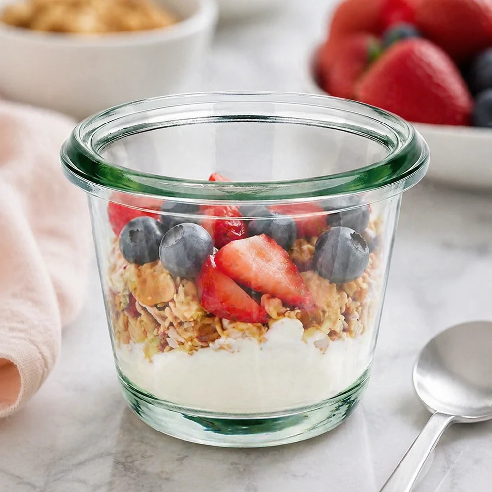 WECK Gourmet tarro RR60 80ml como bol de cereales con yogur granola y bayas frescas en la encimera de la cocina