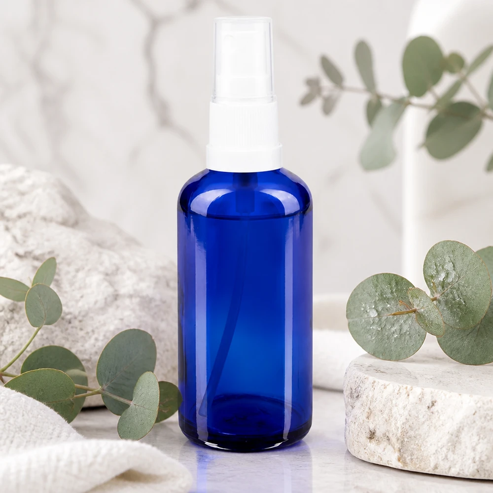 Botella de spray de cristal azul de 50 ml con pulverizador blanco, con diseño de mármol y eucalipto