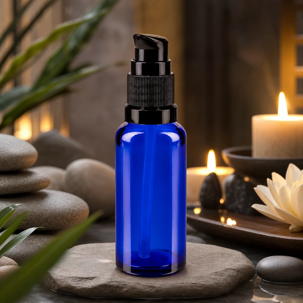 Frasco de cristal ApoGlas de 30 ml de color azul cobalto con cabezal dosificador negro sobre base de piedra natural