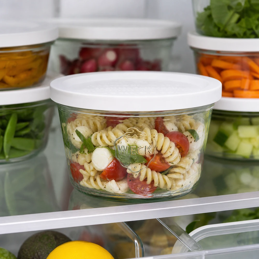 Vasos RR100 WECK de 370 ml llenos de ensalada de pasta en el frigorífico para conservar alimentos frescos
