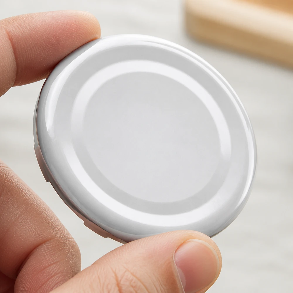 Primer plano de una tapa roscada blanca TO43 de 43 mm BasicSeal UniTwist con superficie lisa