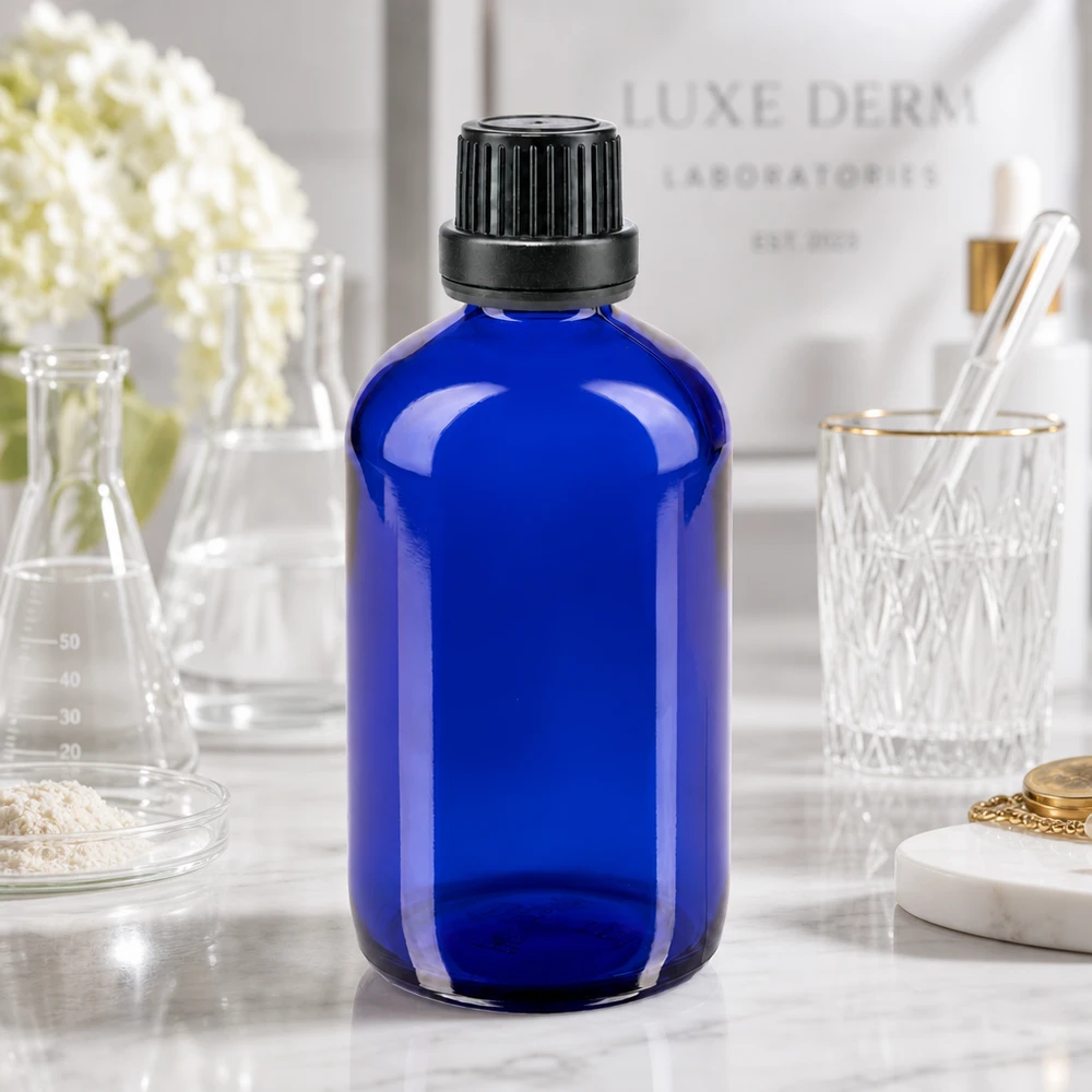 Botella de cristal azul de 100 ml con tapón de seguridad negro, con el fondo de Luxe Derm Laboratorien