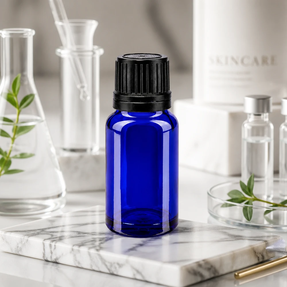 Frasco de farmacia azul de 10 ml con tapón OV negro sobre una placa de mármol en un entorno de laboratorio