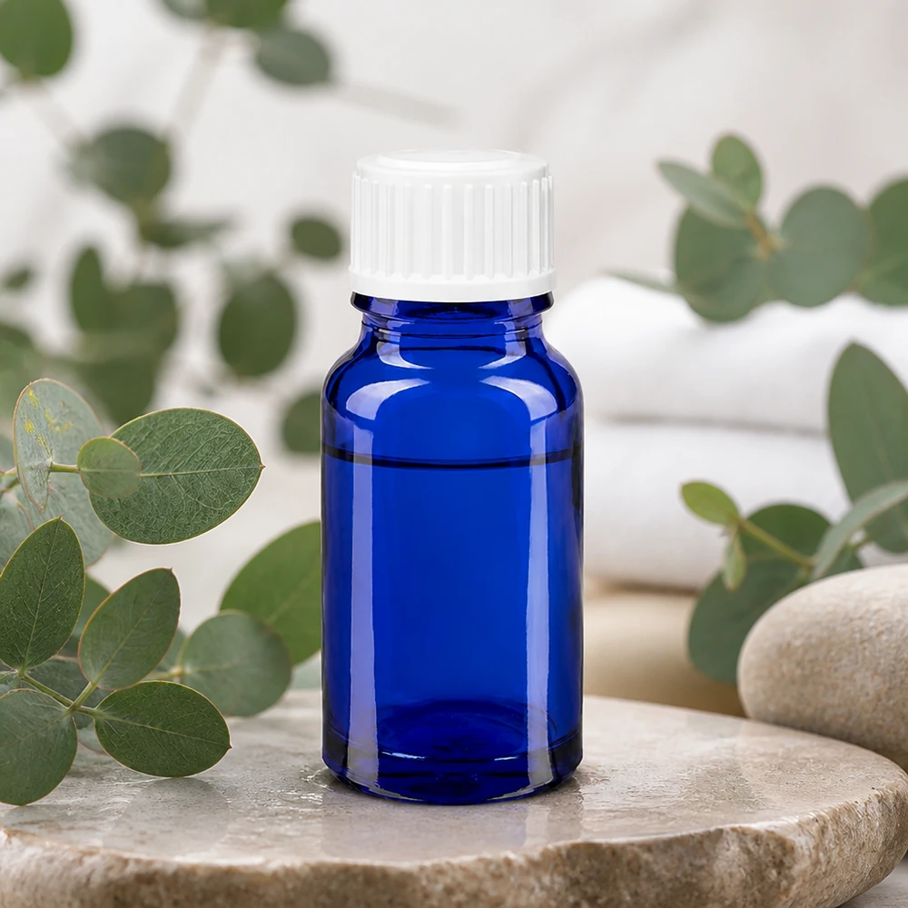 Botella de farmacia azul 10ml tapón rosca blanco estándar Frasco de farmacia azul cobalto de 10 ml con tapón cuentagotas blanco sobre piedra natural con aroma a eucalipto