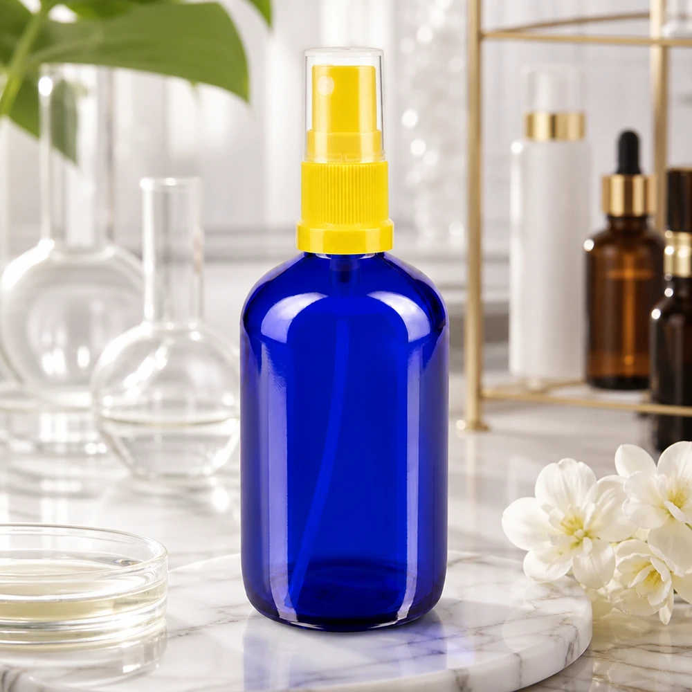 Botella de cristal azul de 100 ml con pulverizador amarillo. Protección contra los rayos UV gracias al cristal de farmacia azul cobalto.