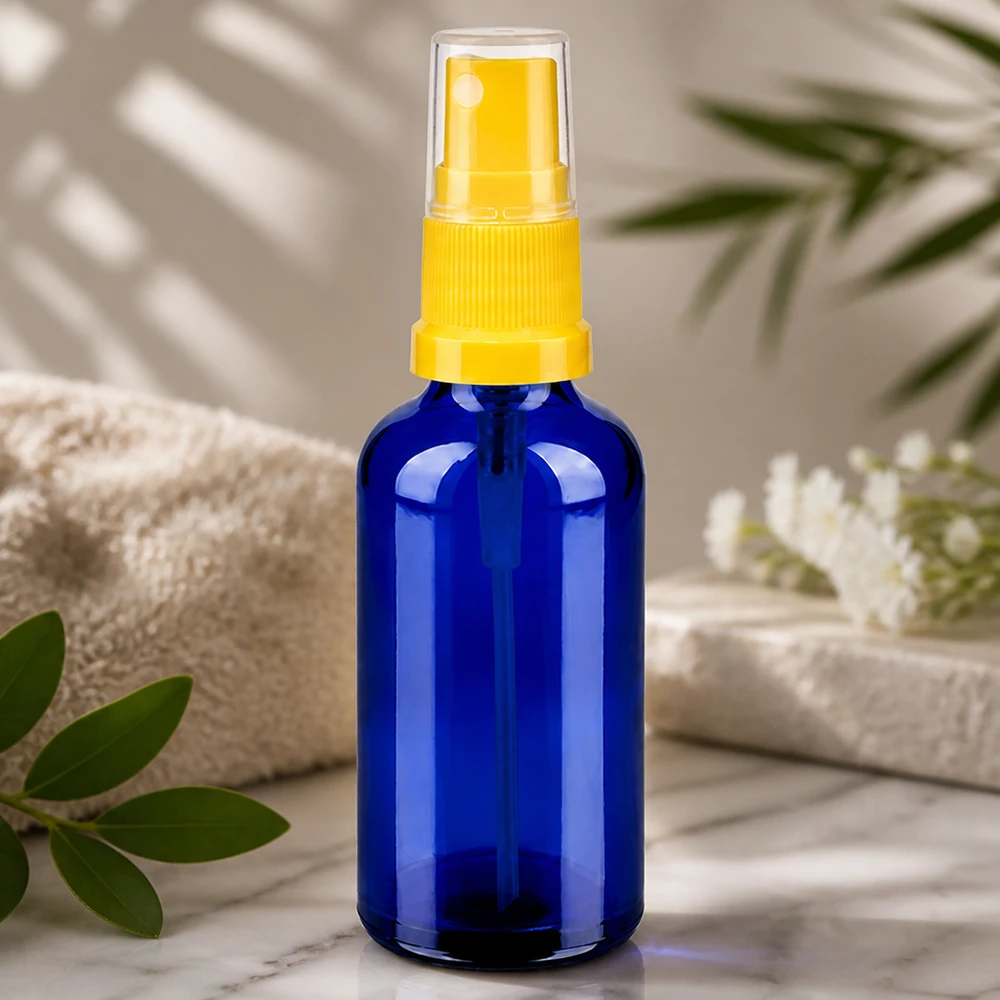 Pulverizador profesional de 50 ml de la serie BlueLine con protección UV gracias al cristal azul y al cabezal pulverizador amarillo