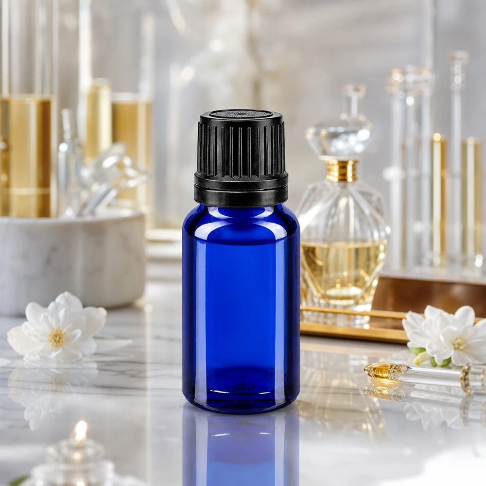 Botella de farmacia azul 10ml tapón cuentagotas anillo vertedor 1mm tapón negro inviolable Frasco de cristal azul de 10 ml con tapón de seguridad negro sobre un fondo de mármol, entre frascos de perfume