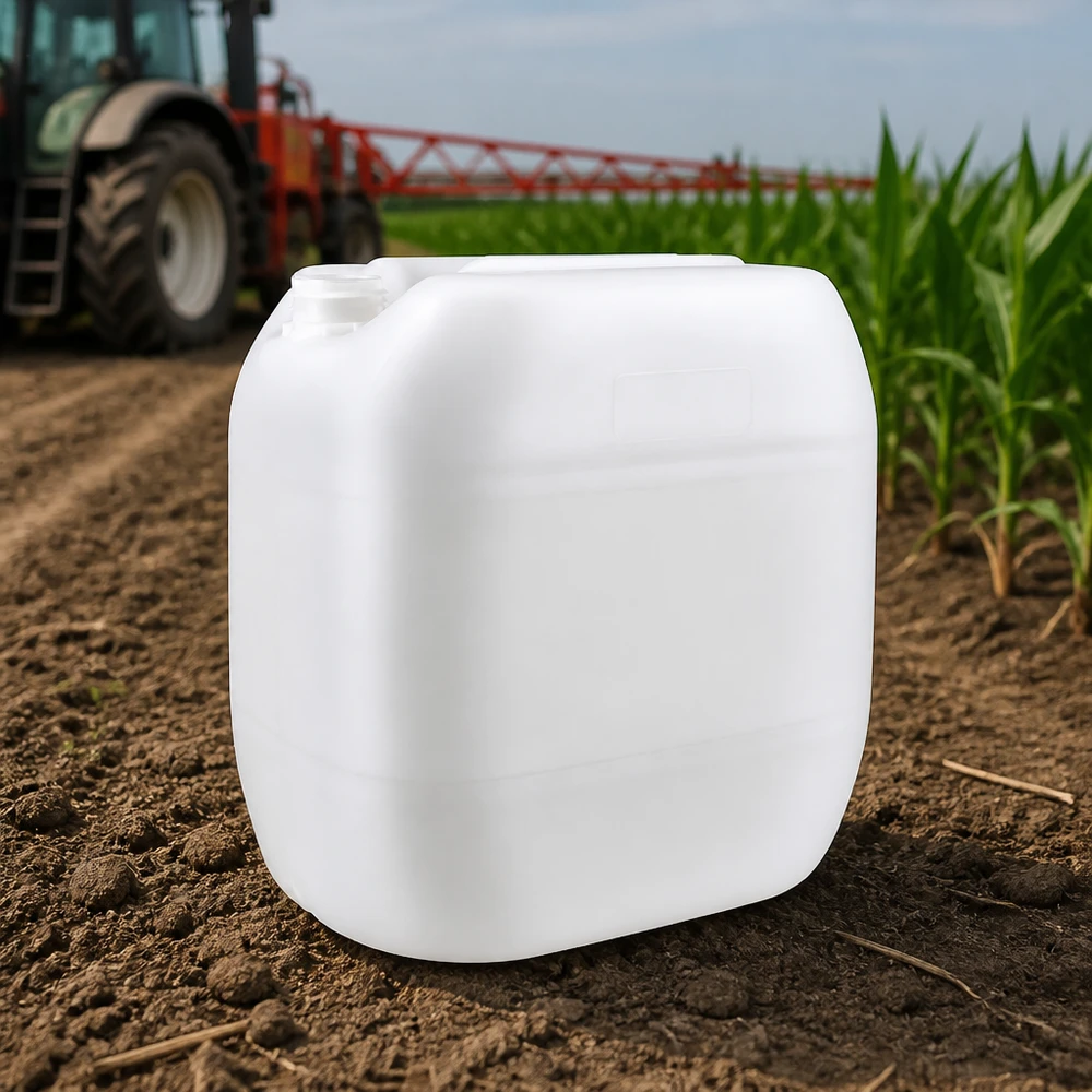 Bidón agrícola de 30 litros sin tapón, en uso delante de un tractor y un campo de maíz