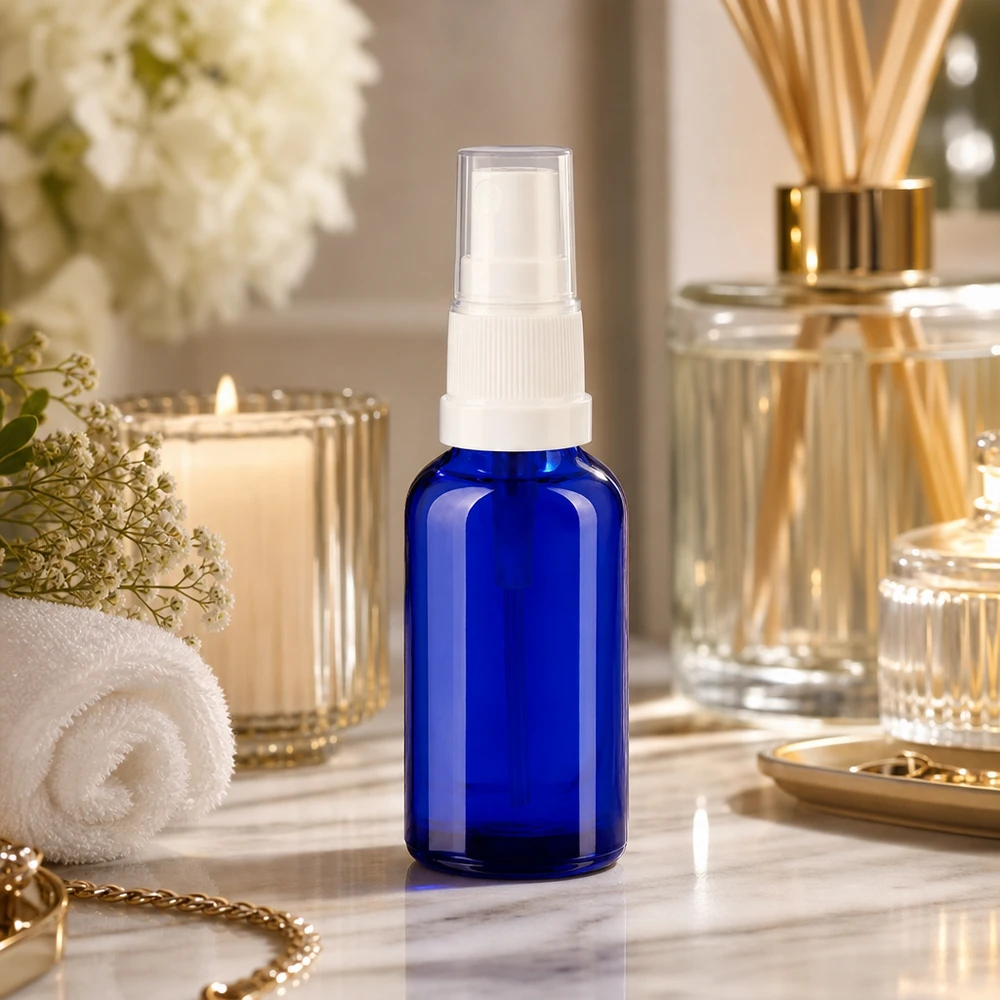 Frasco pulverizador 30ml blanco/transparente tapón estándar BlueLine UT18/30 Elegante pulverizador de 30 ml en azul cobalto con cabezal transparente para aplicaciones de belleza