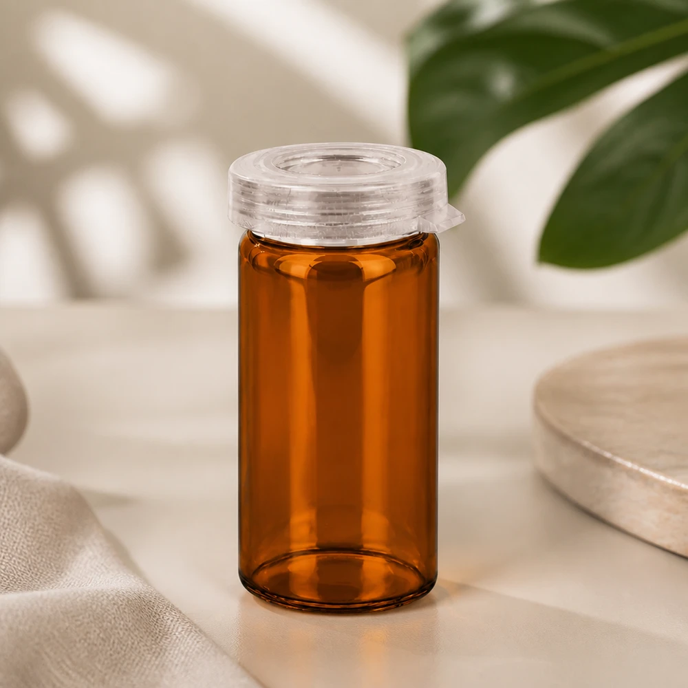 Tubo de vidrio para comprimidos de color ámbar de 5 ml con tapón de plástico transparente a presión sobre fondo claro