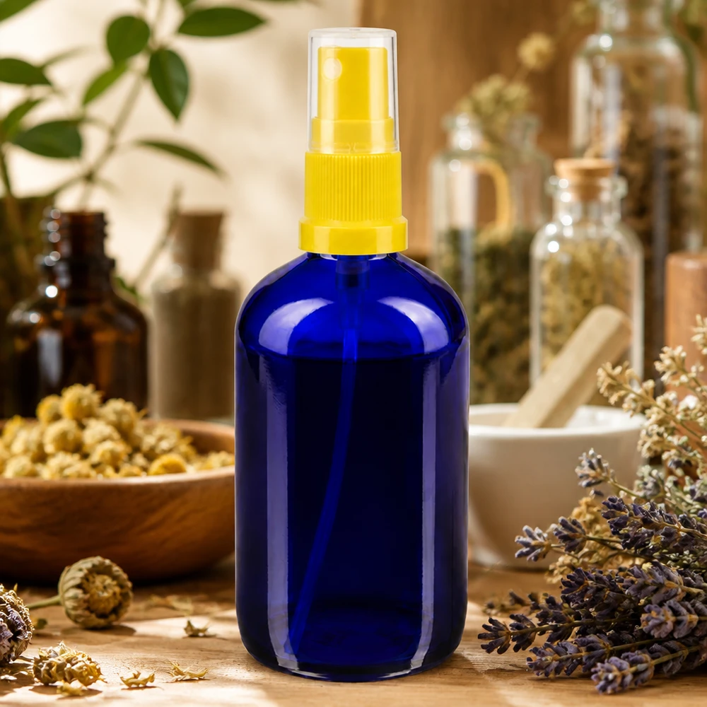 Botella pulverizadora de 100 ml de color azul cobalto con cabezal pulverizador transparente de color amarillo para cosmética natural