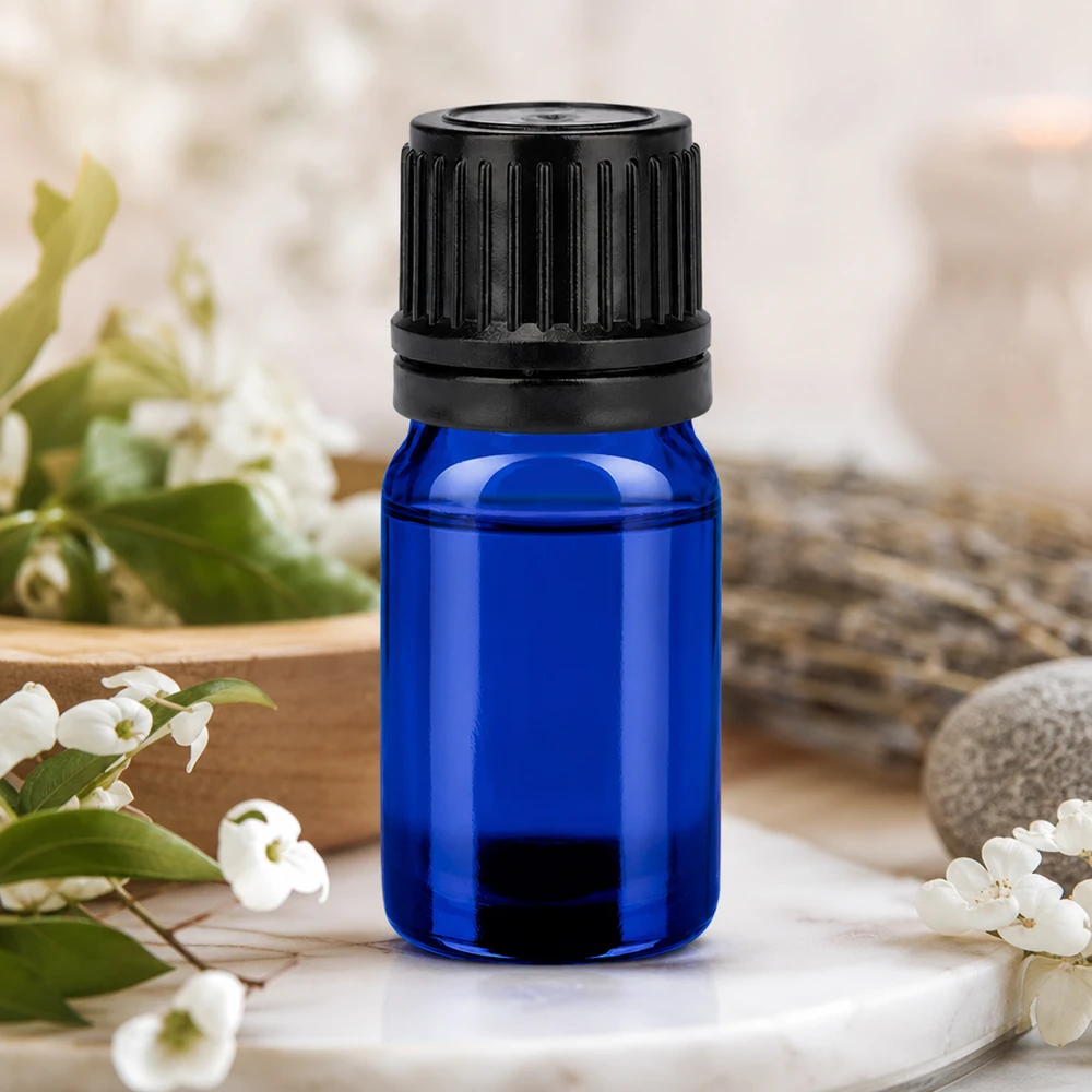 Frasco compacto de vidrio azul cobalto de 5 ml con tapón negro estriado para un almacenamiento seguro