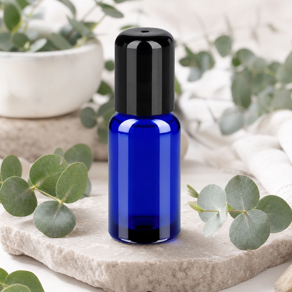 Frasco roll-on compacto de 20 ml en azul brillante con práctico tapón roll-on negro