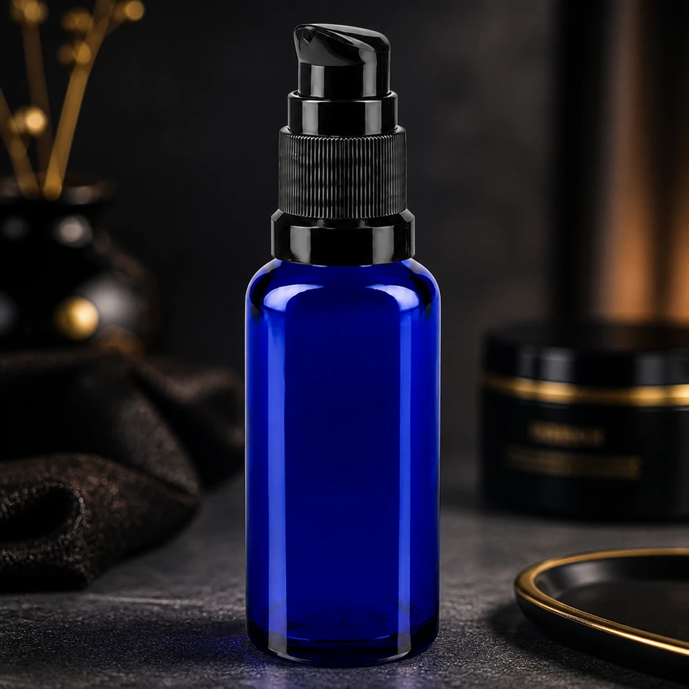 Frasco dosificador ApoGlas de 30 ml en color azul cobalto con cabezal dosificador negro mate, con un toque de lujo